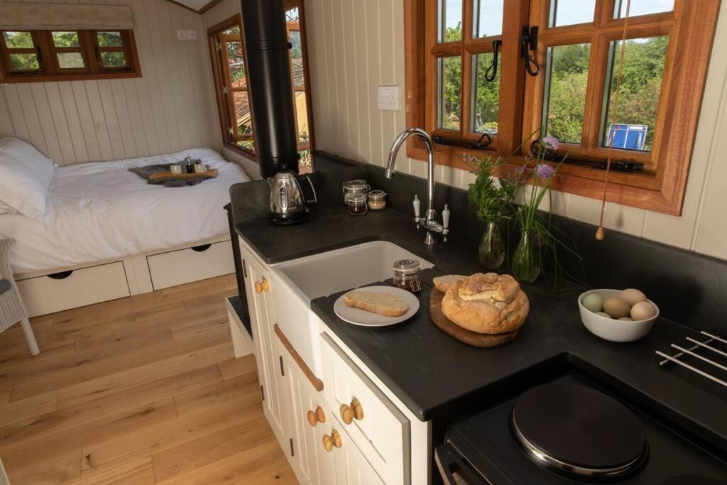 Luxury, Rural Shepherds Hut With Hot Tub Nr Bath Bristol Exterior photo