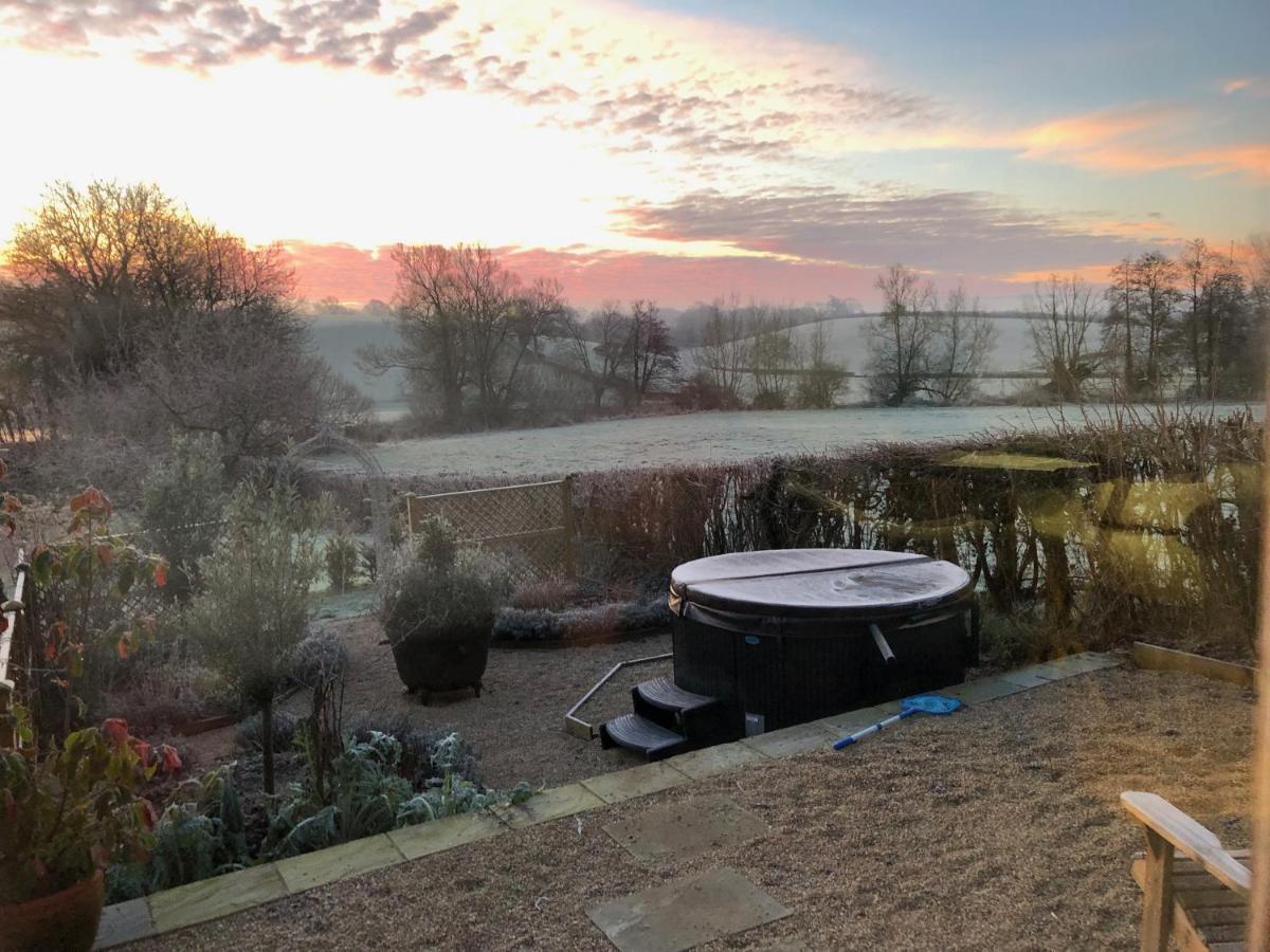 Luxury, Rural Shepherds Hut With Hot Tub Nr Bath Bristol Exterior photo